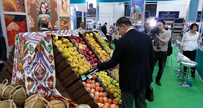Посетитель у стенда с фруктами из Узбекистана. Архивное фото