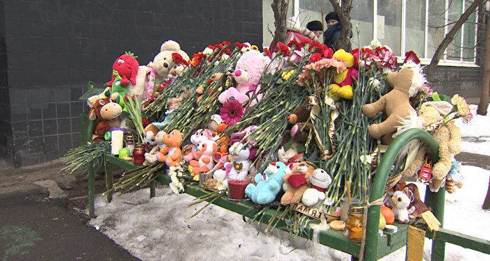 Цветы, свечи и игрушки у Октябрьского поля и у дома убитой девочки