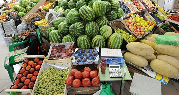 Торговля фруктами и овощами. Архивное фото