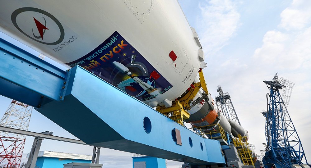 Вывоз ракеты Союз-2.1а с космическими аппаратами на стартовую площадку космодрома Восточный. Архивное