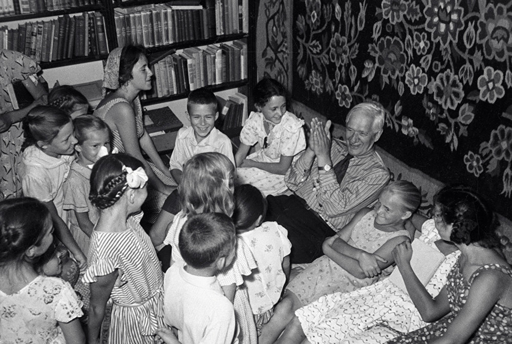 Корней Чуковский с юными читателями