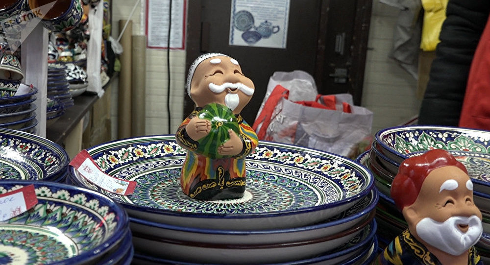 Узбекская керамика приехала на праздничный фестиваль Путешествие в Рождество в центре Москвы