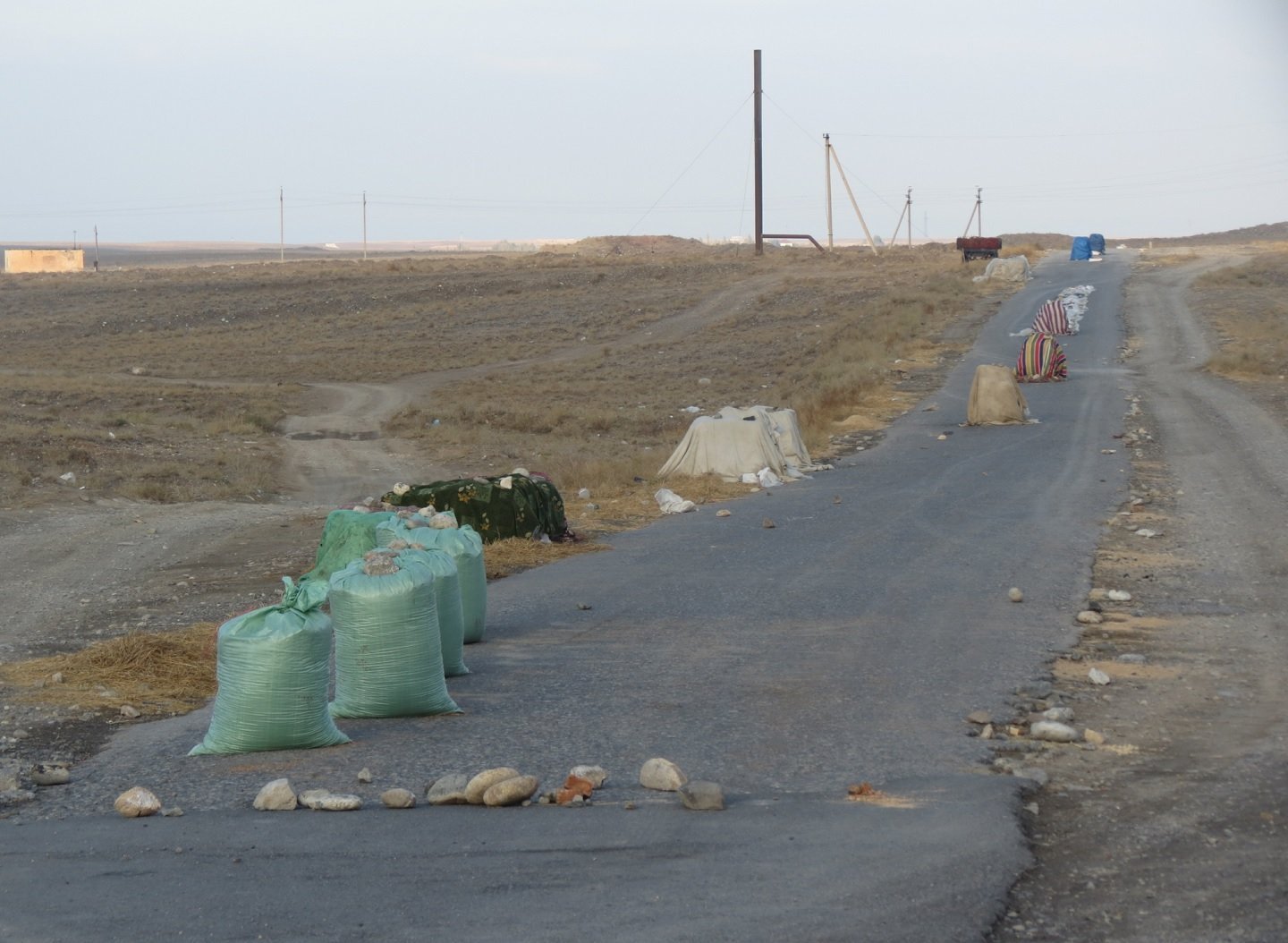 Местные заваливают границу мусором в знак протеста против всех границ мира