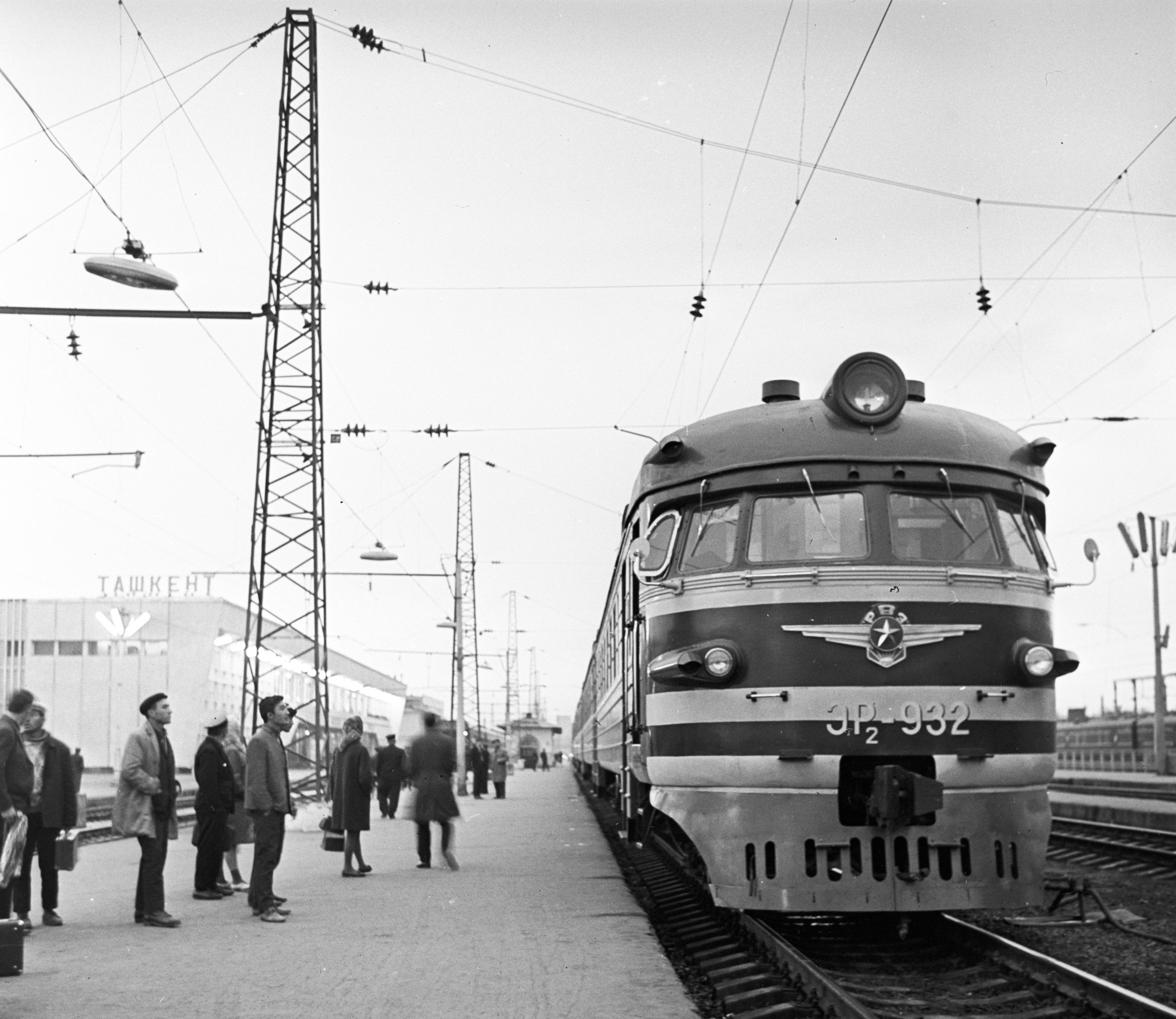 Пригородный поезд в Ташкенте, участок электрифицированной железной дороги Ташкент-Янгиюль.