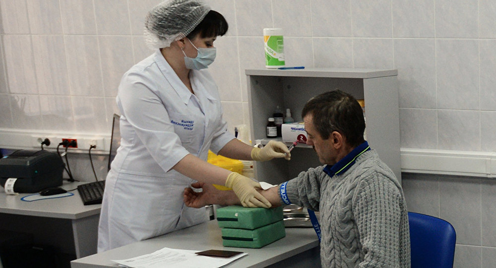 Иностранный гражданин проходит медицинское обследование в рамках комплекса услуг для оформления трудового патента в Едином миграционном